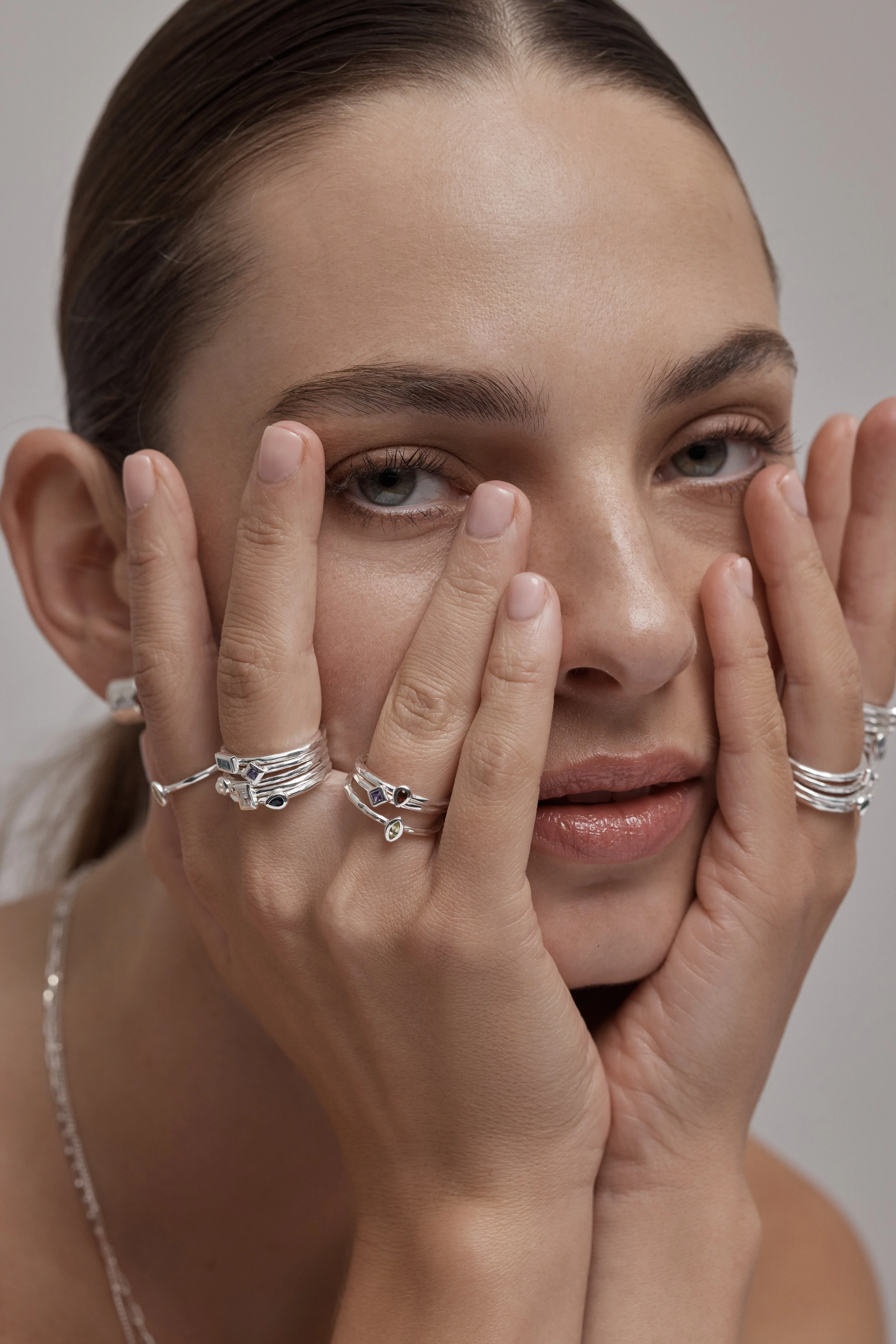 Petite August Peridot Silver Stacker - Image 3