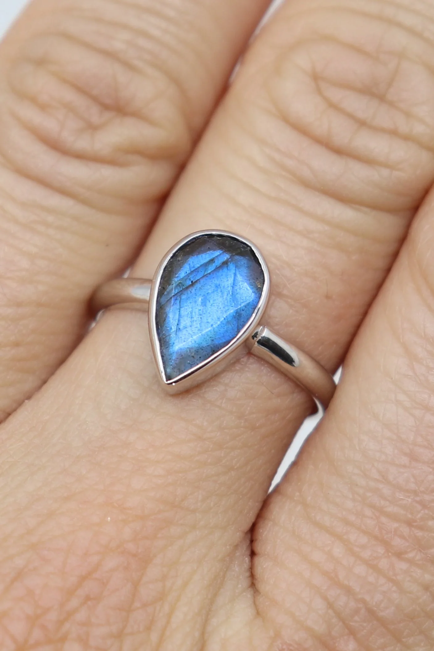 9K White Gold Labradorite Tear Drop Ring - Image 3